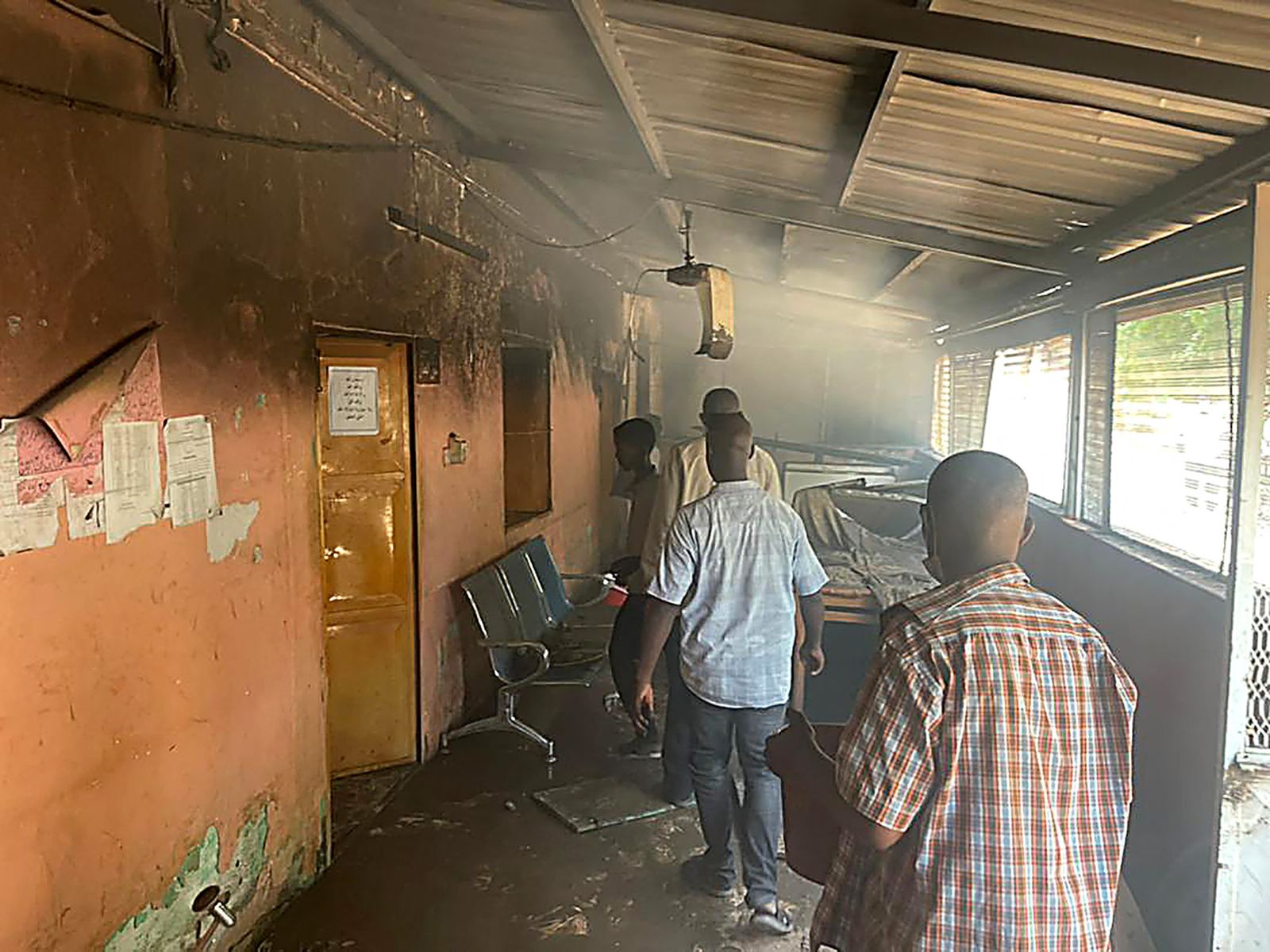 أشخاص يتفقدون مبنى تعرض للنهب في أعقاب اشتباكات في ولاية كسلا بشرق السودان - 19 يوليو 2022 - AFP
