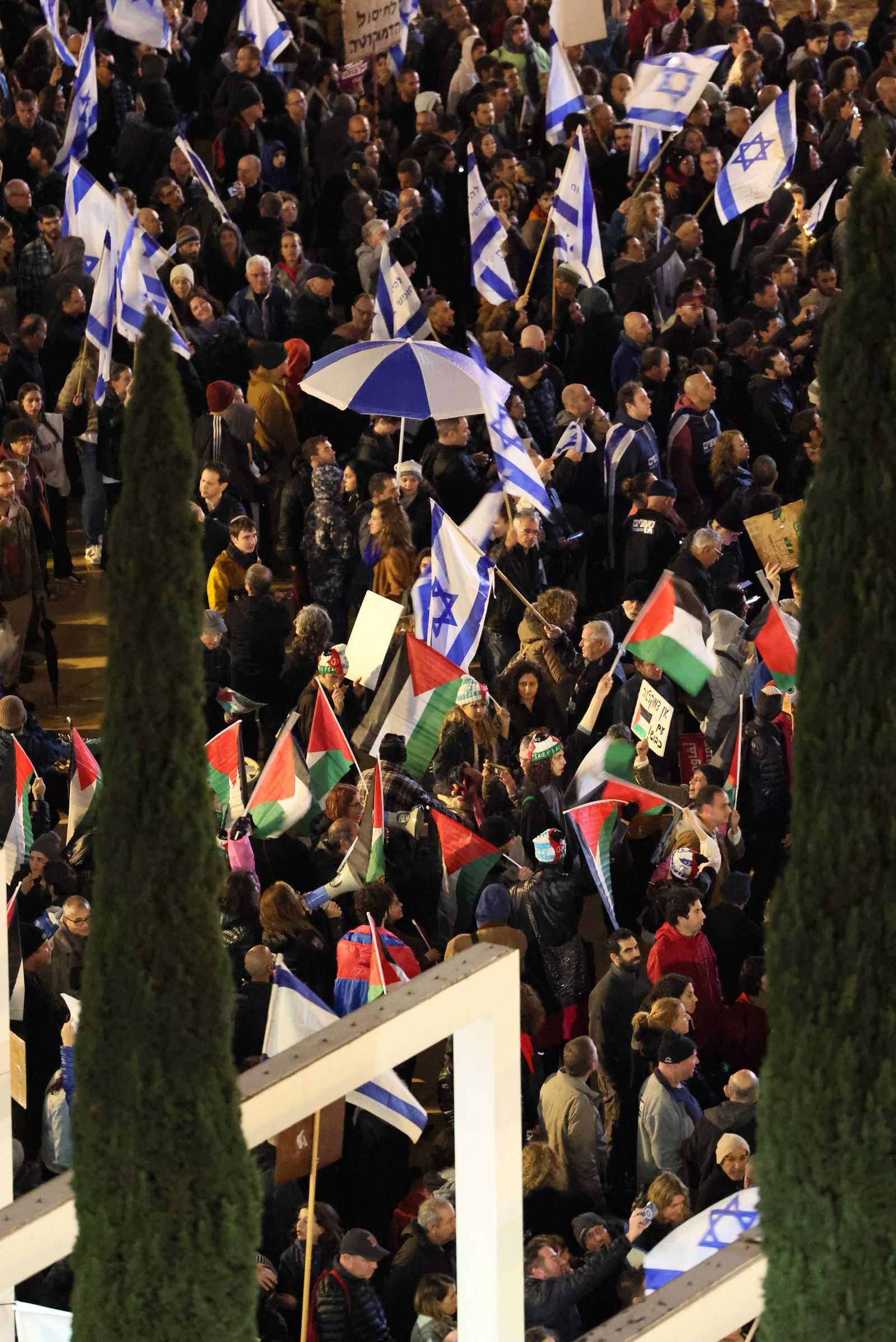 متظاهرون يرفعون العلم الفلسطين - AFP