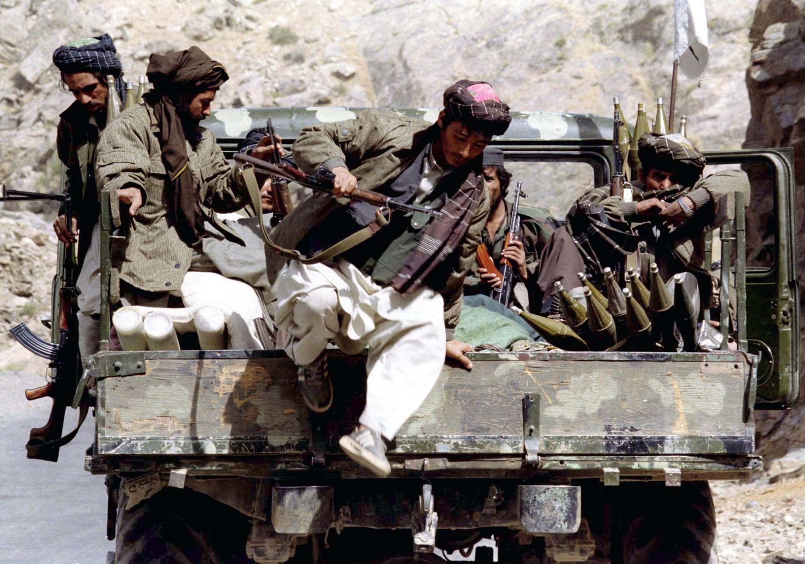 عناصر حركة طالبان الأفغانية يتقدمون في اتجاه وادي بانجشير شمالي شرق أفغانستان - 2 أكتوبر 1996 - REUTERS