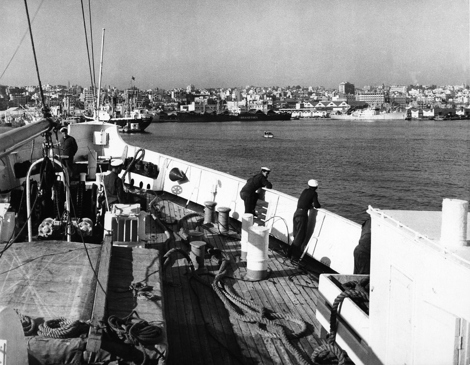 البحارة على سفينة أميركية ويظهر في الأفق ميناء بيروت عام 1958، ولا تظهر صوامع المرفأ - Getty Images