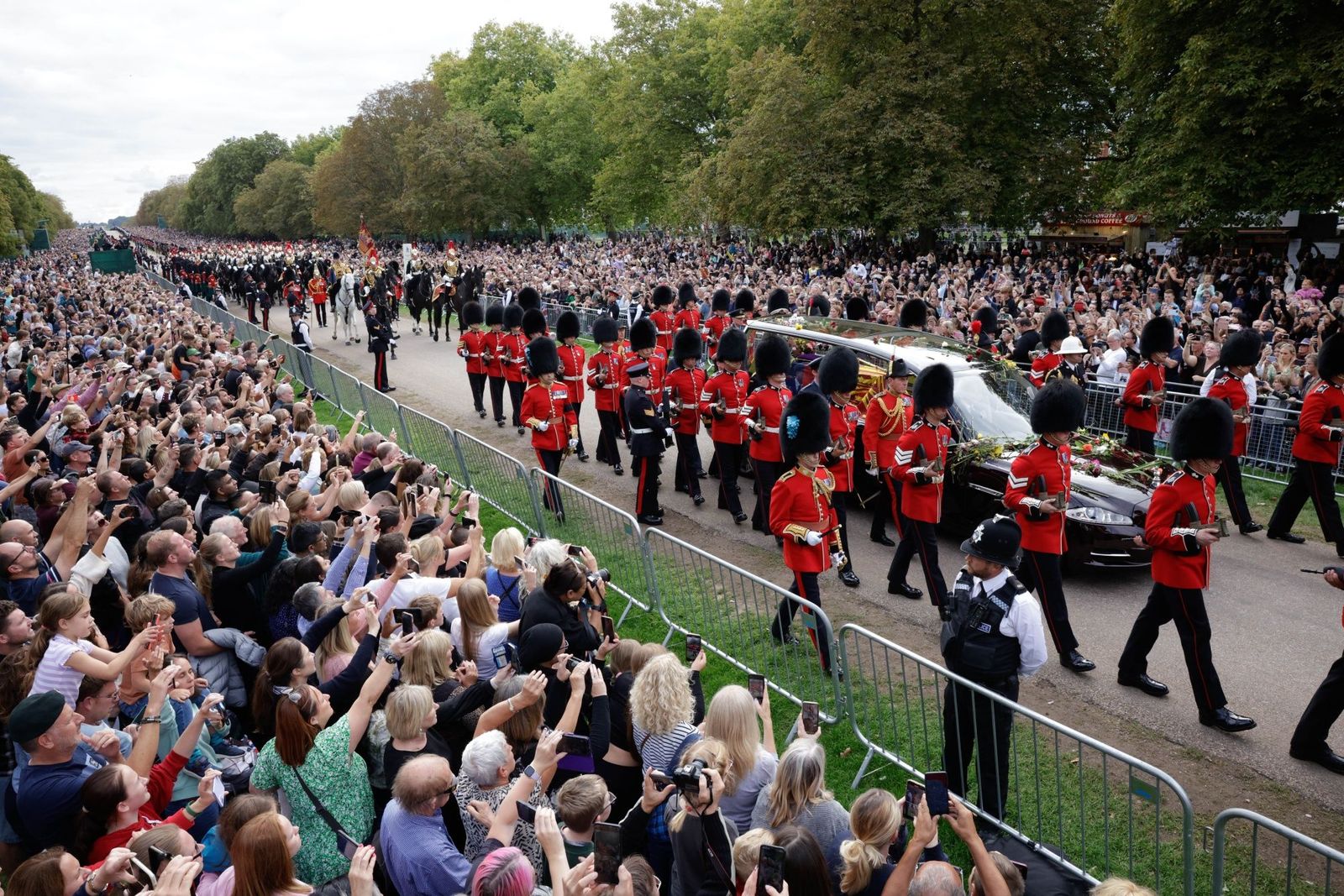 سيارة تحمل نعش الملكة إليزابيث الثانية تتجه إلى قلعة وندسور غربي لندن- 19 سبتمبر 2022 - Bloomberg