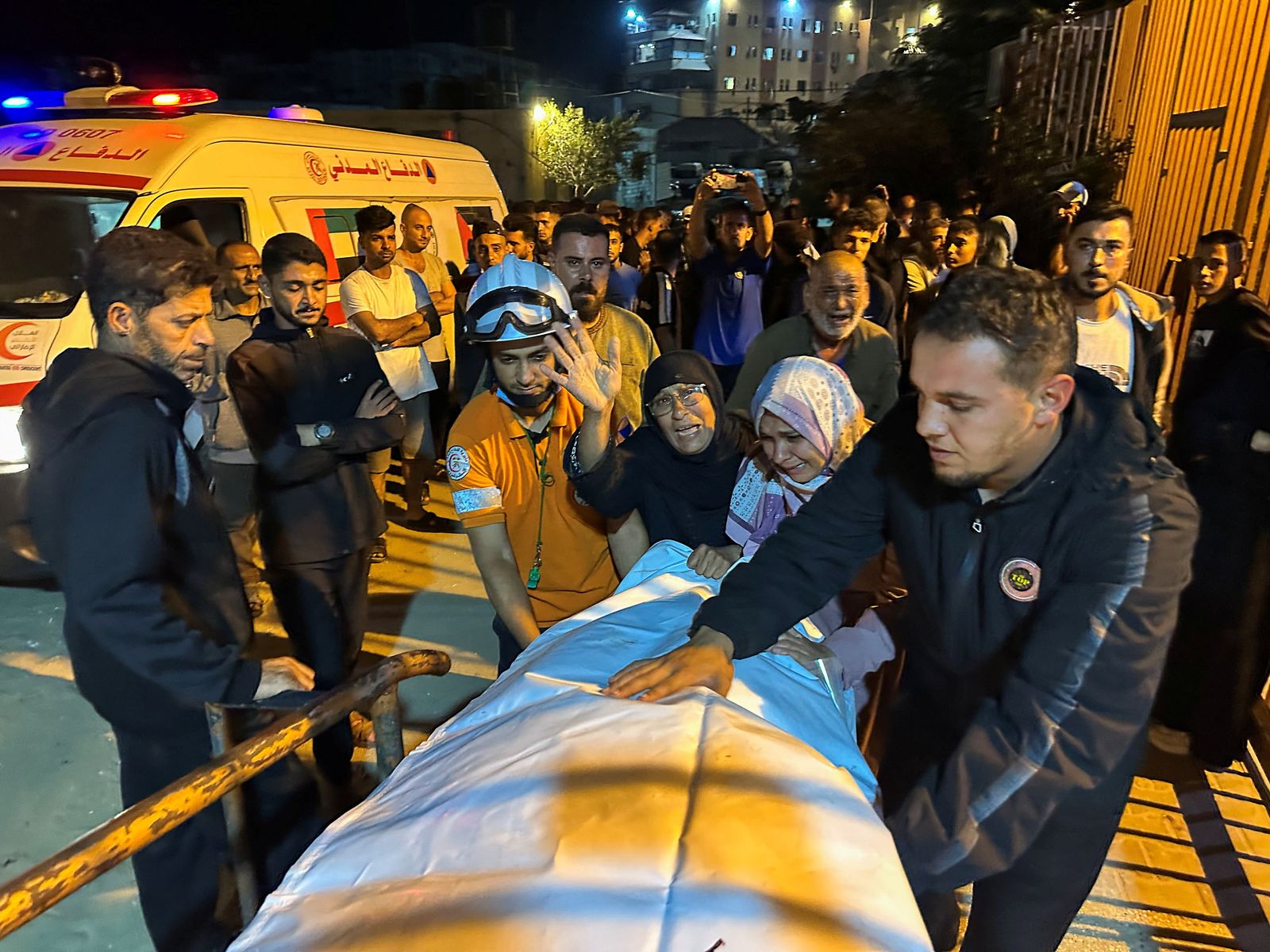 Palestinian women react next to the body of a man, who according to medics was killed in an Israeli strike earlier today, at Nasser Hospital in Khan Younis, southern Gaza Strip, October 28, 2025. REUTERS/Stringer