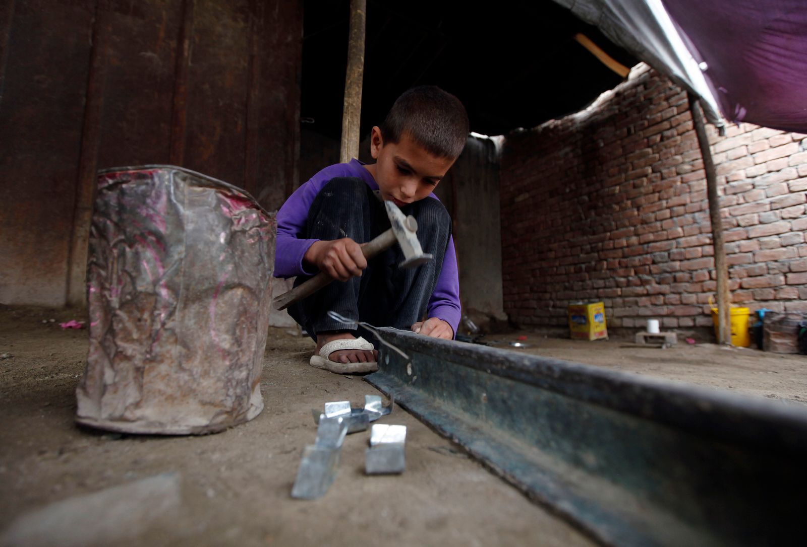 صبي يعمل في متجر حداد في كابول - REUTERS