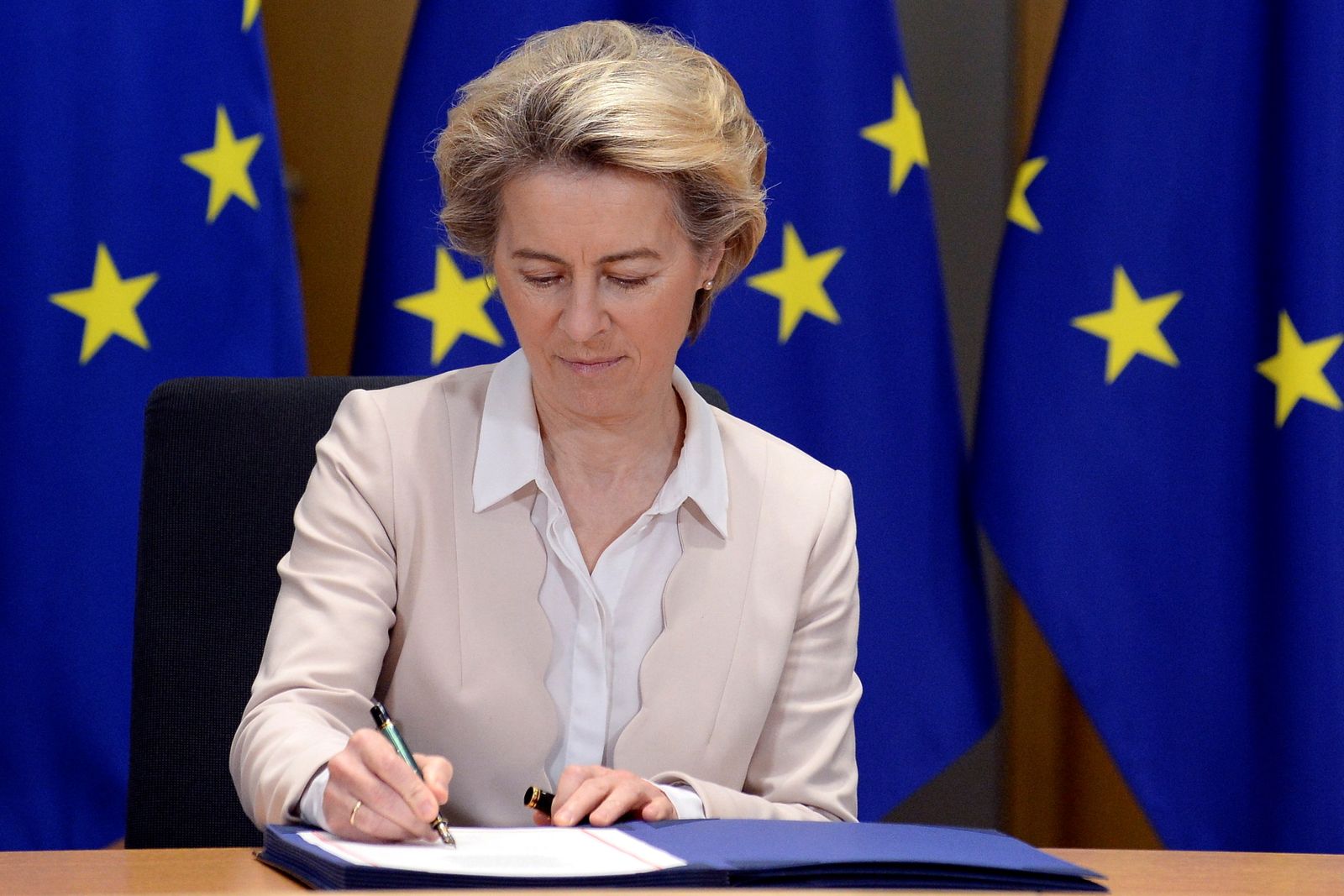 أورسولا فون دير لاين رئيسة المفوضية الأوروبية توقع اتفاق بريكست. 31 ديسمبر 2020.  - REUTERS