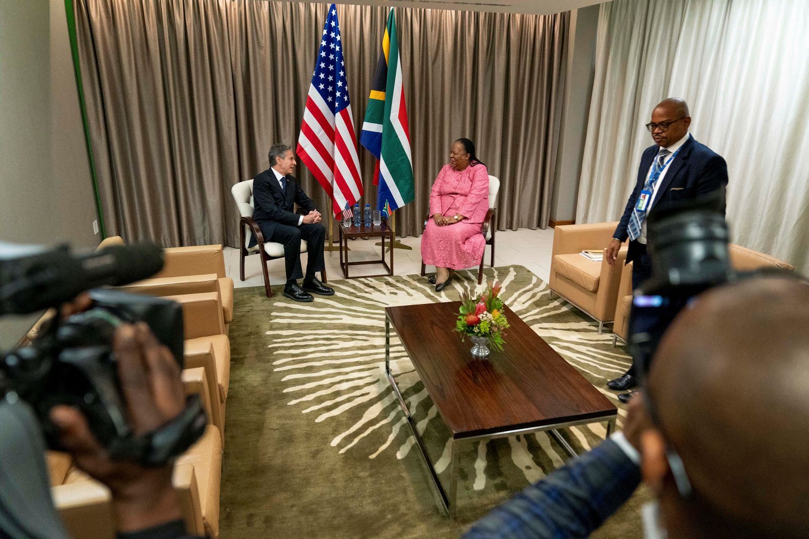 وزير الخارجية الأميركي أنتوني بلينكن بجانب نظيرته الجنوب إفريقية ناليدي باندور - 8 أغسطس 2022 - REUTERS