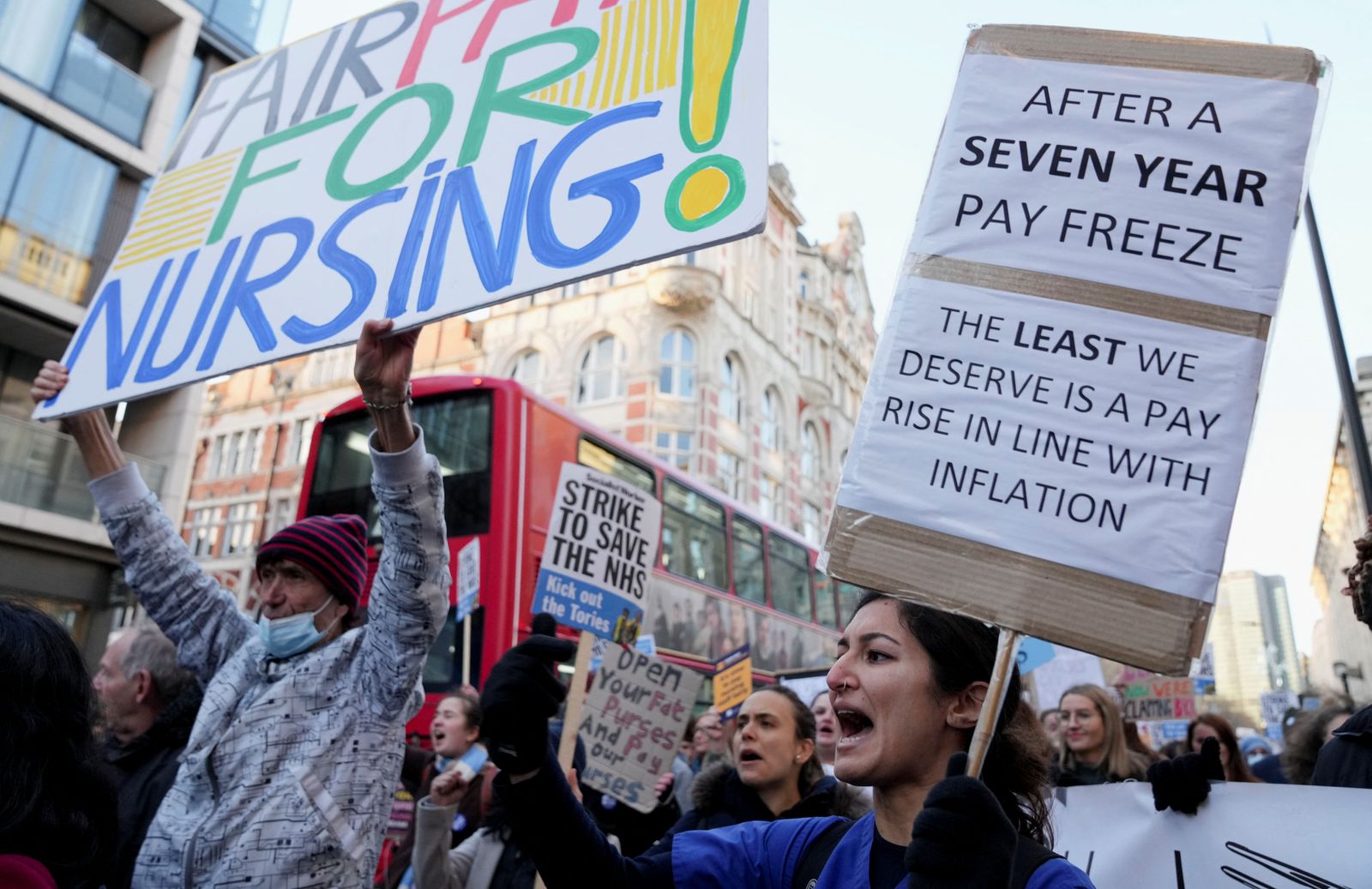 ممرضات خلال إضراب وسط نزاع مع الحكومة بشأن الأجور، في لندن ببريطانيا- 20 ديسمبر 2022 - REUTERS