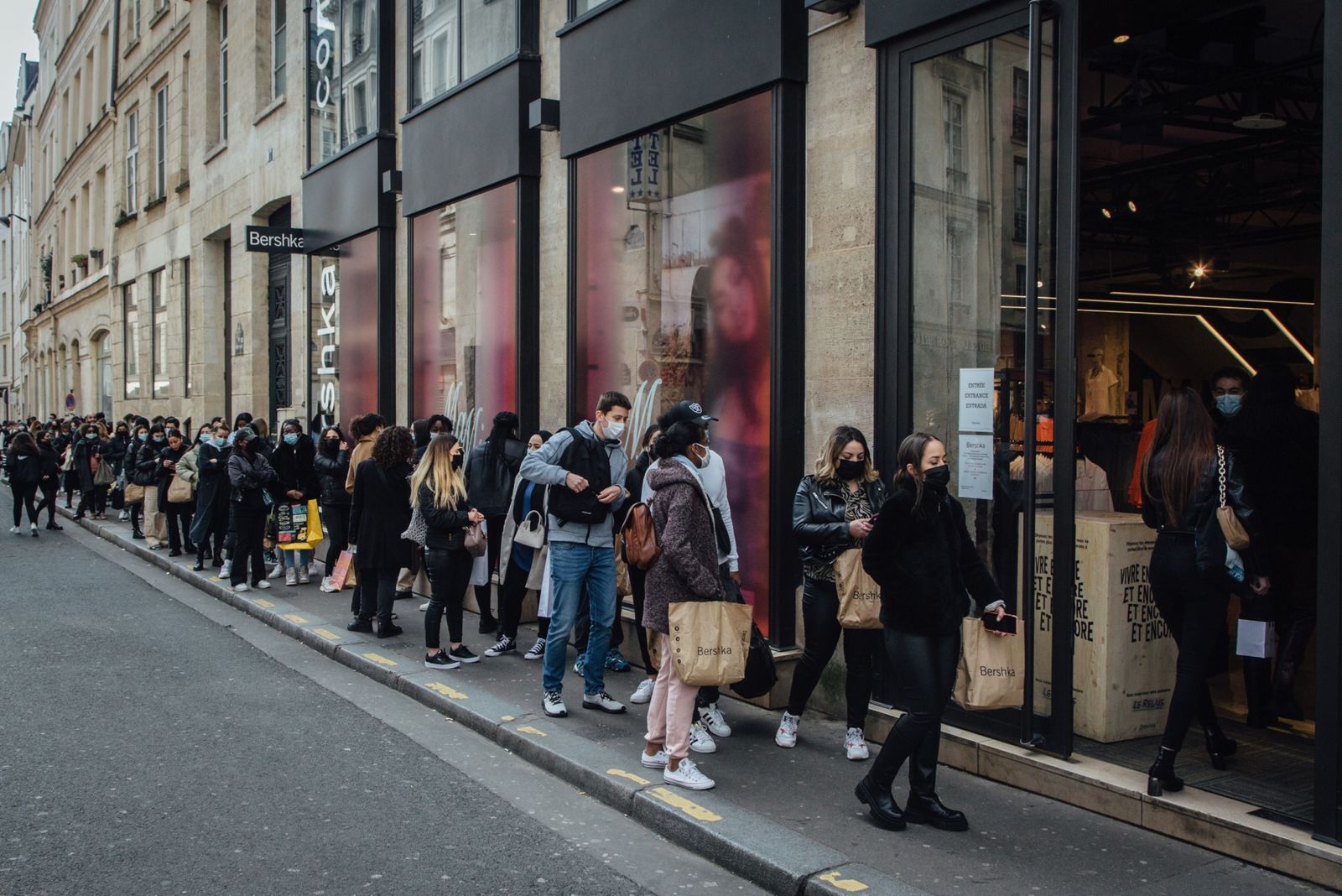 مستهلكون في طابور أمام متجر بباريس - 19 مارس 2021 - Bloomberg