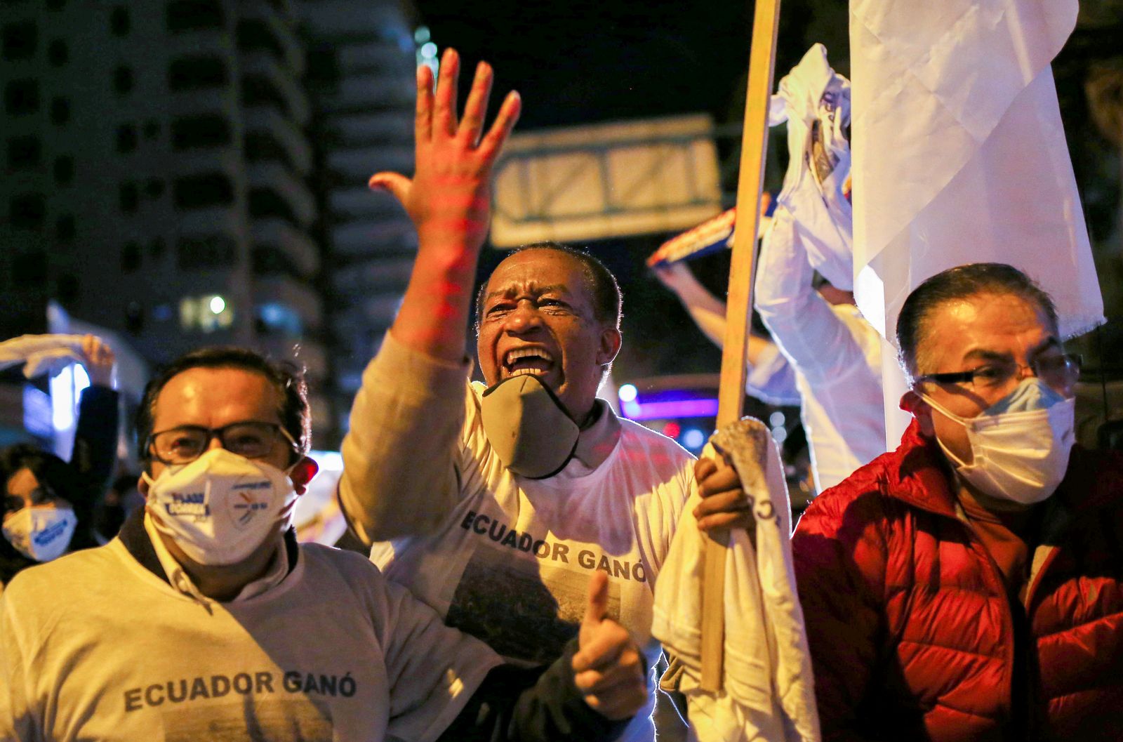 مؤيّدون لغييرمو لاسو في كيتو قبل إعلان فوزه في انتخابات الرئاسة بالإكوادور - 11 أبريل 2021 - REUTERS