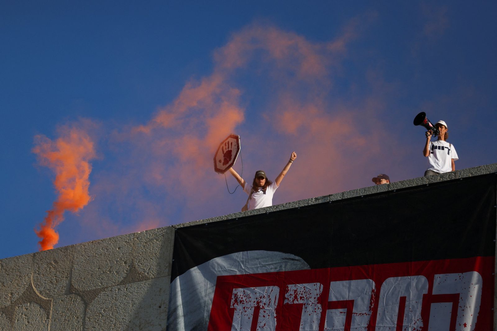 People protest demanding the immediate release of the hostages kidnapped during the deadly October 7, 2023 attack on Israel by Hamas, in Jerusalem, September 3, 2025. REUTERS/Ronen Zvulun