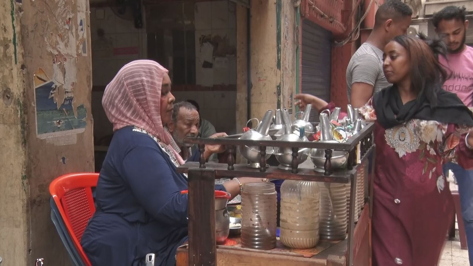 سيدة سودانية تبيع القهوة والشايع في شارع فيصل الشعبي جنوبي القاهرة- 30 مايو 2023 - 