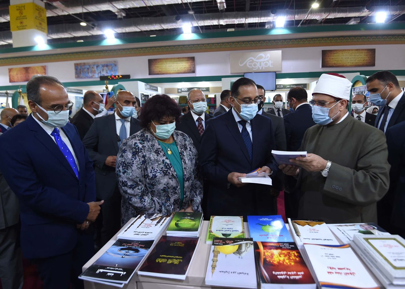 رئيس الوزراء المصري، مصطفى مدبولي، يتفقد أجنحة معرض القاهرة للكتاب - Facebook/@EgyptianCabinet
