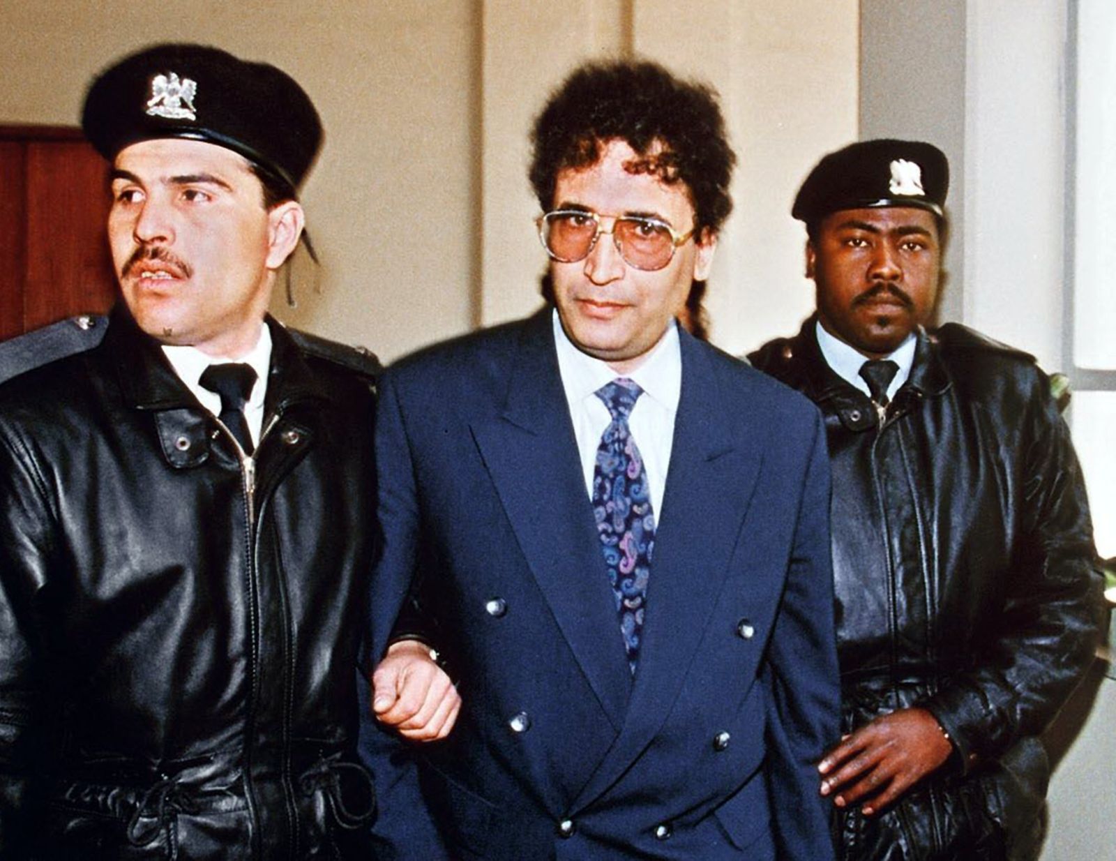 عبدالباسط المقرحي يرافقه عدد من الضباط في العاصمة الليبية طرابلس بعد إدانته في عملية تفجير طائرة لوكربي، 18 فبراير 1992 - AFP