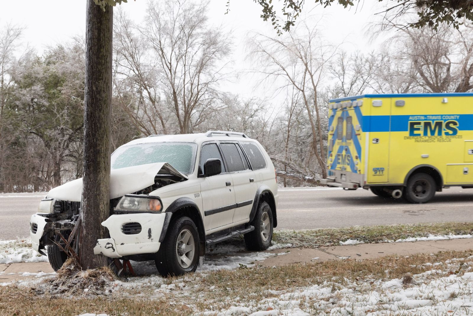 سيارة مهجورة بعد ارتطامها بعامود في أوستن بولاية تكساس - 18 فبراير 2021 - Bloomberg