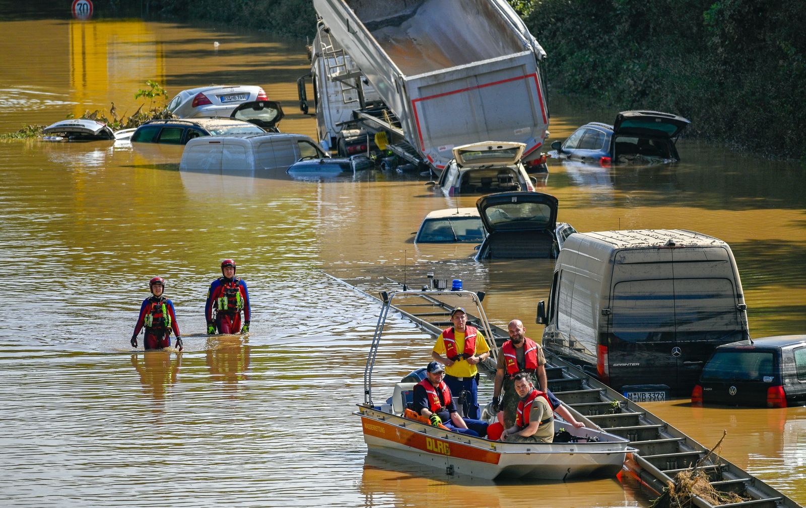 فرق الإنقاذ تعمل على احتواء آثار الفيضانات في غرب ألمانيا - 17 يوليو 2021 - Getty Images