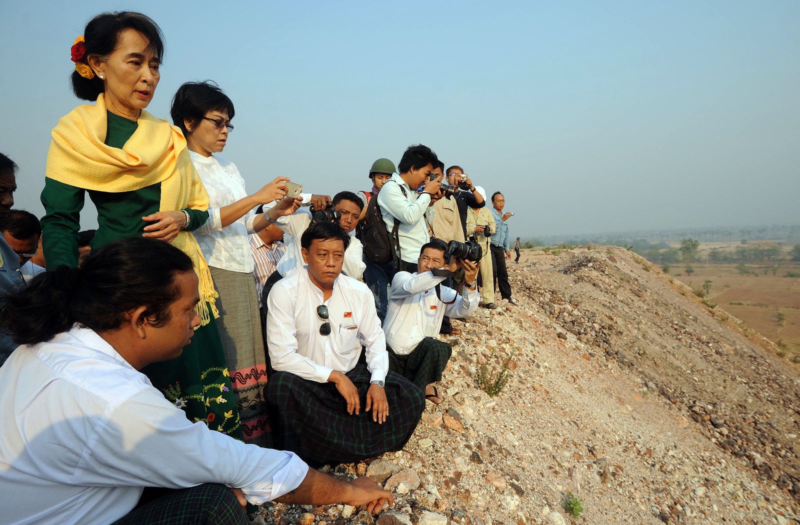 الزعيمة المدنية أونغ سان سو تشي تعاين منجم نحاس مدعوماً من الصين في مونيوا شمال ميانمار - 14 مارس 2013 - AFP