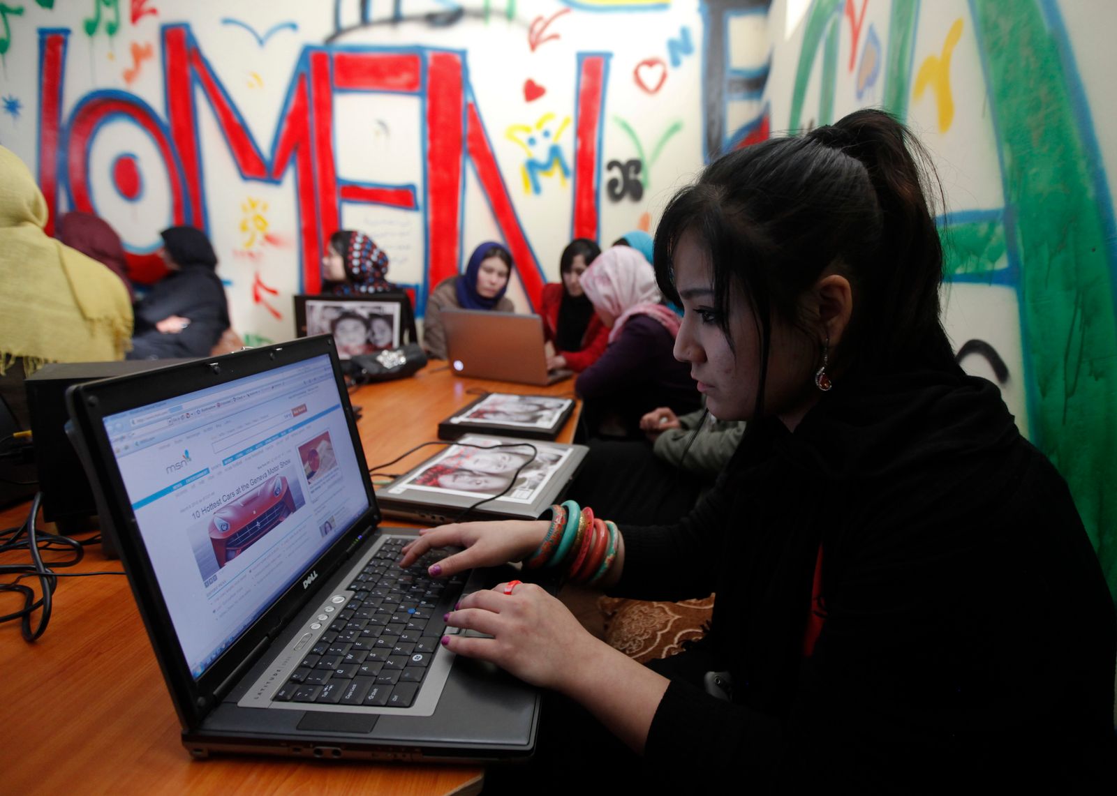 أفغانيات في مقهى إنترنت للنساء بكابول - 8 مارس 2012 - REUTERS