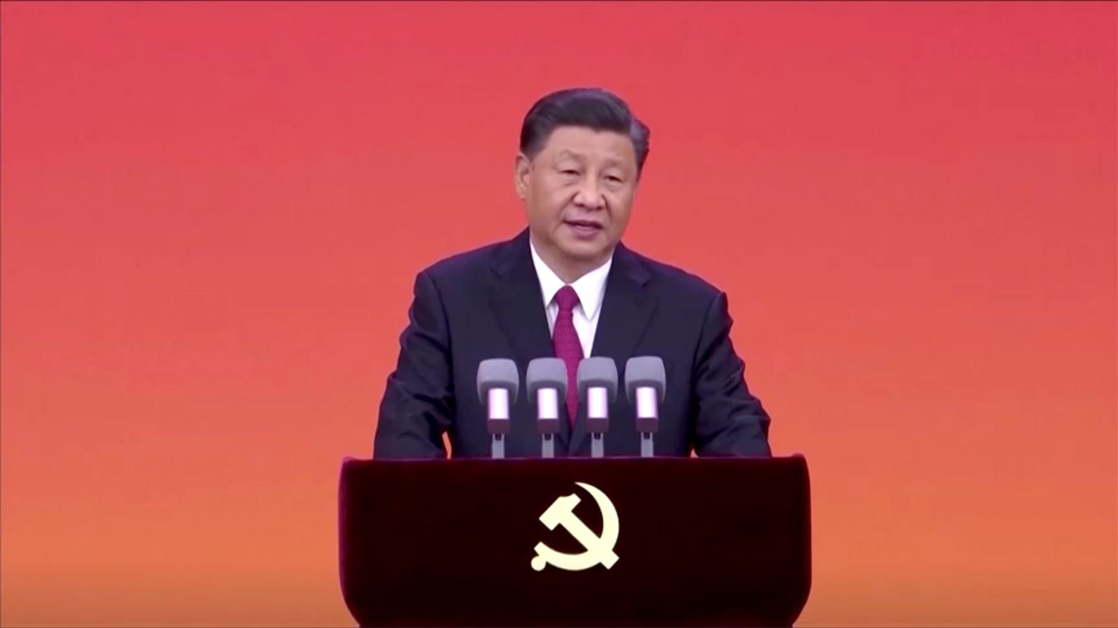 الرئيس الصيني شي جينبينغ خلال توزيع ميداليات لمناسبة الذكرى المئوية لتأسيس الحزب الشيوعي في بكين - 29 يونيو 2021 - REUTERS