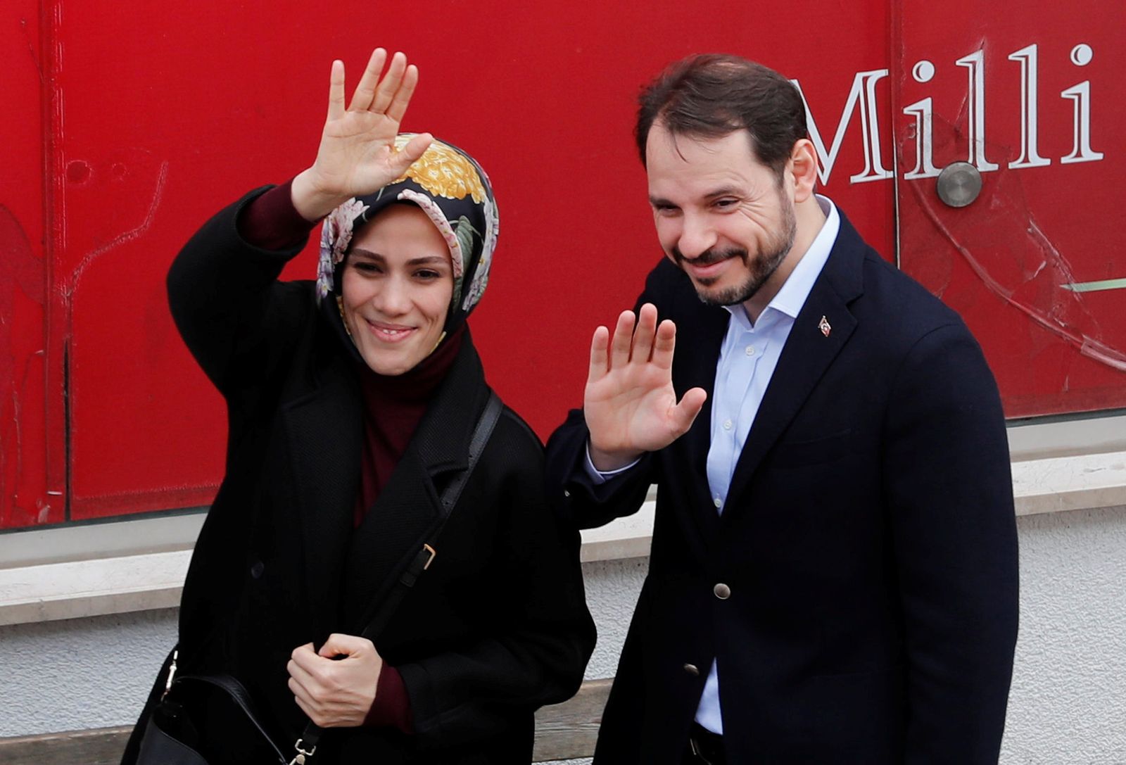 وزير المال التركي السابق بيرات ألبيرق وزوجته إسراء، ابنة الرئيس رجب طيب أردوغان، خلال الانتخابات البلدية في إسطنبول - 31 مارس 2019 - REUTERS