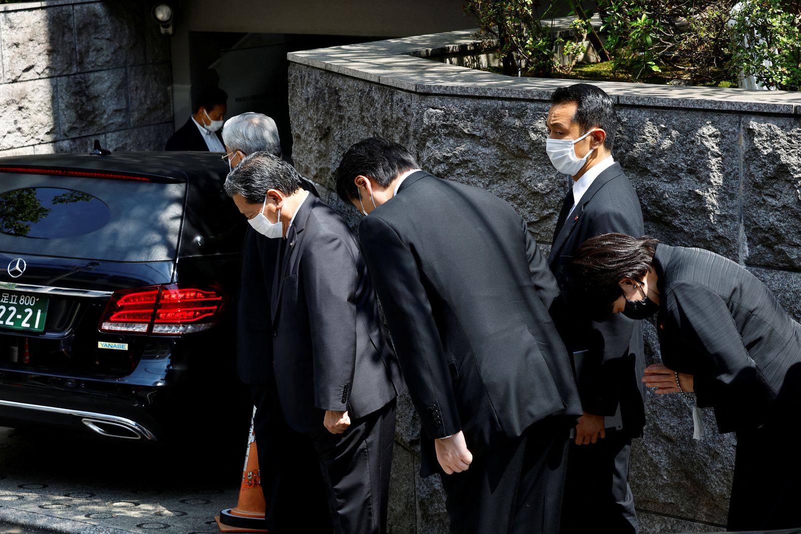 تحية لجثمان رئيس الوزراء الياباني السابق شينزو آبي أثناء وصلها إلى منزله - 9 يوليو 2022 - REUTERS