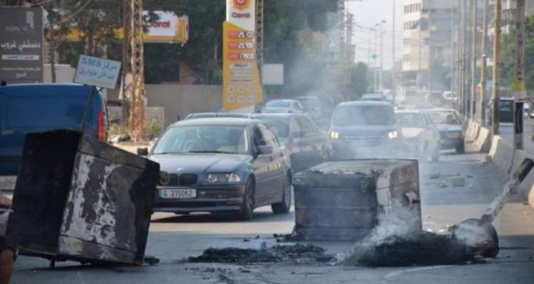 إغلاق طرقات في العاصمة بيروت بصناديق القمامة - REUTERS