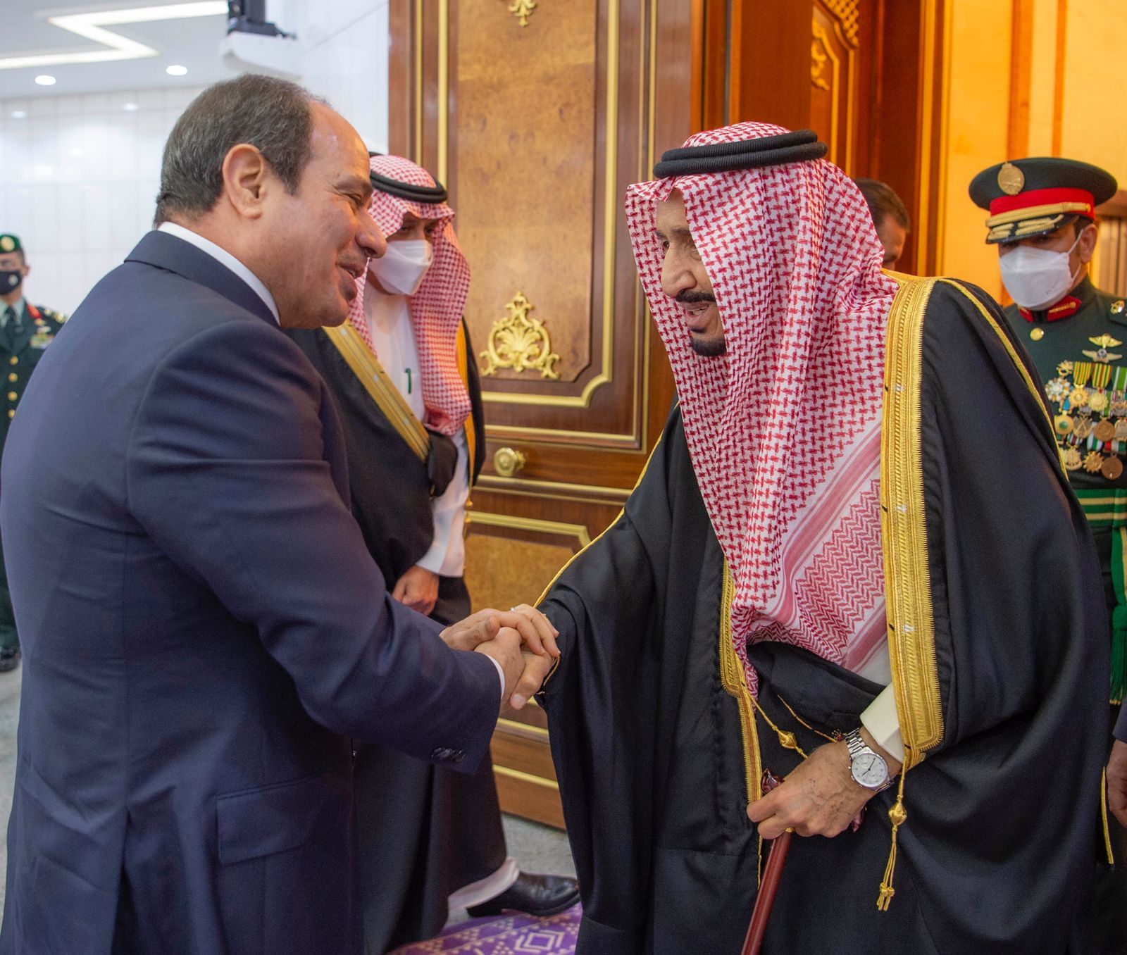 الملك سلمان بن عبدالعزيز يستقبل الرئيس المصري عبدالفتاح السيسي في القصر الملكي بالعاصمة السعودية الرياض. 8 مارس 2022 - واس