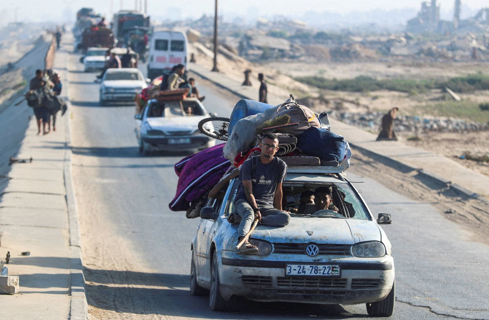 Displaced Palestinians, fleeing northern Gaza due to an Israeli military operation, move southward after Israeli forces ordered residents of Gaza City to evacuate to the south, in the central Gaza Strip, September 11, 2025. REUTERS/Mahmoud Issa REFILE - QUALITY REPEAT.