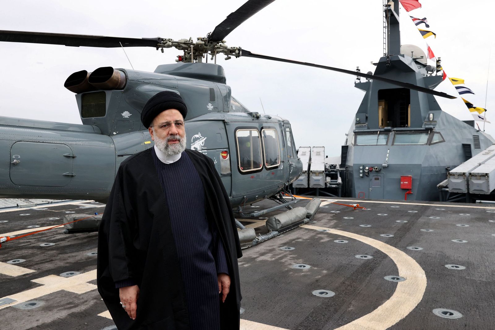 A handout picture made available by the Iranian presidential office on February 2, 2024 shows Iranian President Ebrahim Raisi (C) visiting the Iranian revolutionary guards corps (IRGC) navy base in Bandar Abbas, southern Iran. (Photo by Iranian Presidency / AFP) / XGTY / === RESTRICTED TO EDITORIAL USE - MANDATORY CREDIT 'AFP PHOTO / HO / IRANIAN PRESIDENCY' - NO MARKETING NO ADVERTISING CAMPAIGNS - DISTRIBUTED AS A SERVICE TO CLIENTS ===