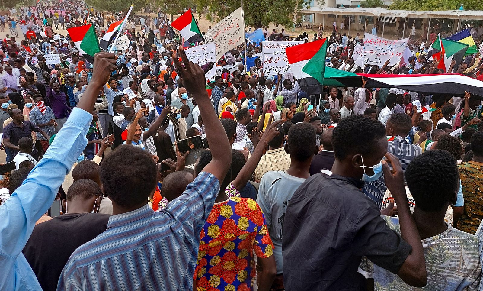 متظاهرون سودانيون يتظاهرون في عاصمة جنوب دارفور للمطالبة بانتقال السلطة إلى المدنيين - 21 أكتوبر 2021 - AFP
