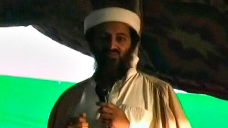 زعيم تنظيم القاعدة المقتول أسامة بن لادن شوهد في هذه الصورة الثابتة المأخوذة من شريط فيديو صدر في 12 سبتمبر 2011 - Reuters
