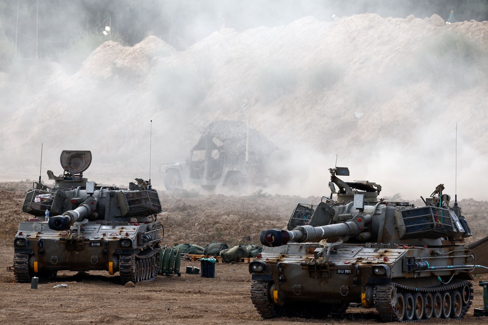 Israeli mobile artillery units stand near the Israel-Gaza border, in Israel September 16, 2025. REUTERS/Amir Cohen