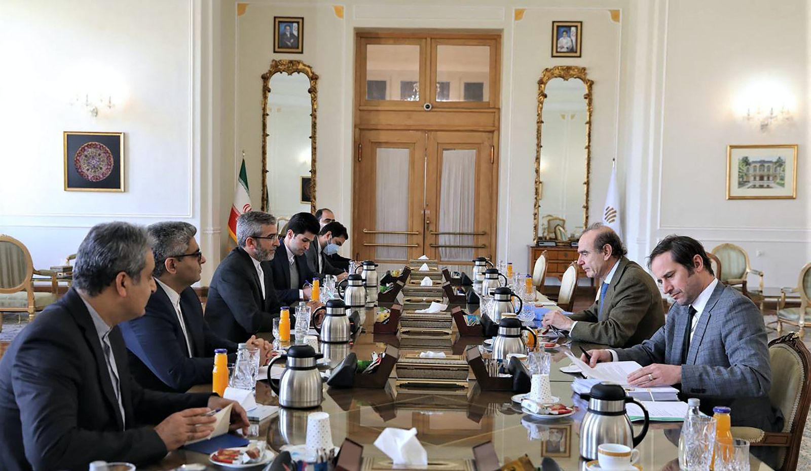 كبير المفاوضين النوويين علي باقري 
 في طهكاني (اليسار) يلتقي إنريكي مورا في طهران - 27 مارس 2022 - AFP