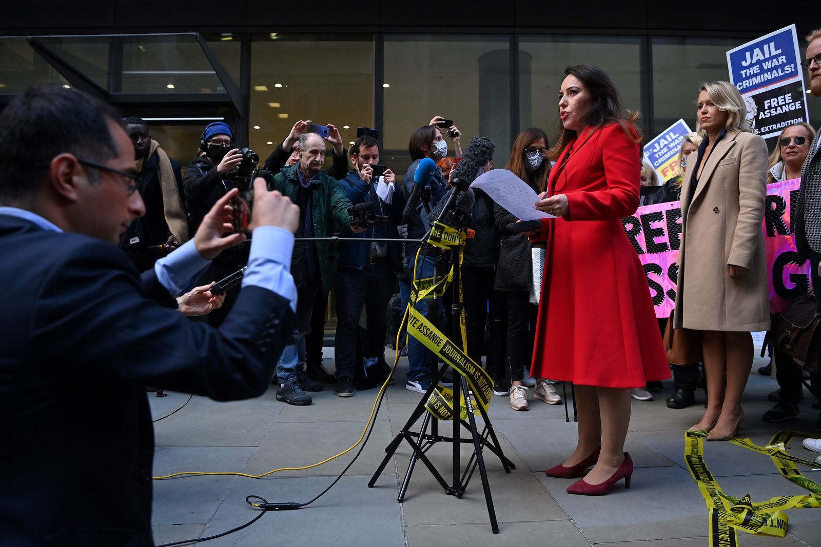 ستيلا موريس ، شريكة مؤسس ويكيليكس ، جوليان أسانج ، تدلي ببيان في مدينة لندن في اليوم الأخير من تقديم الأدلة في محاكمة تسليم أسانج. 1 أكتوبر 2020  - AFP