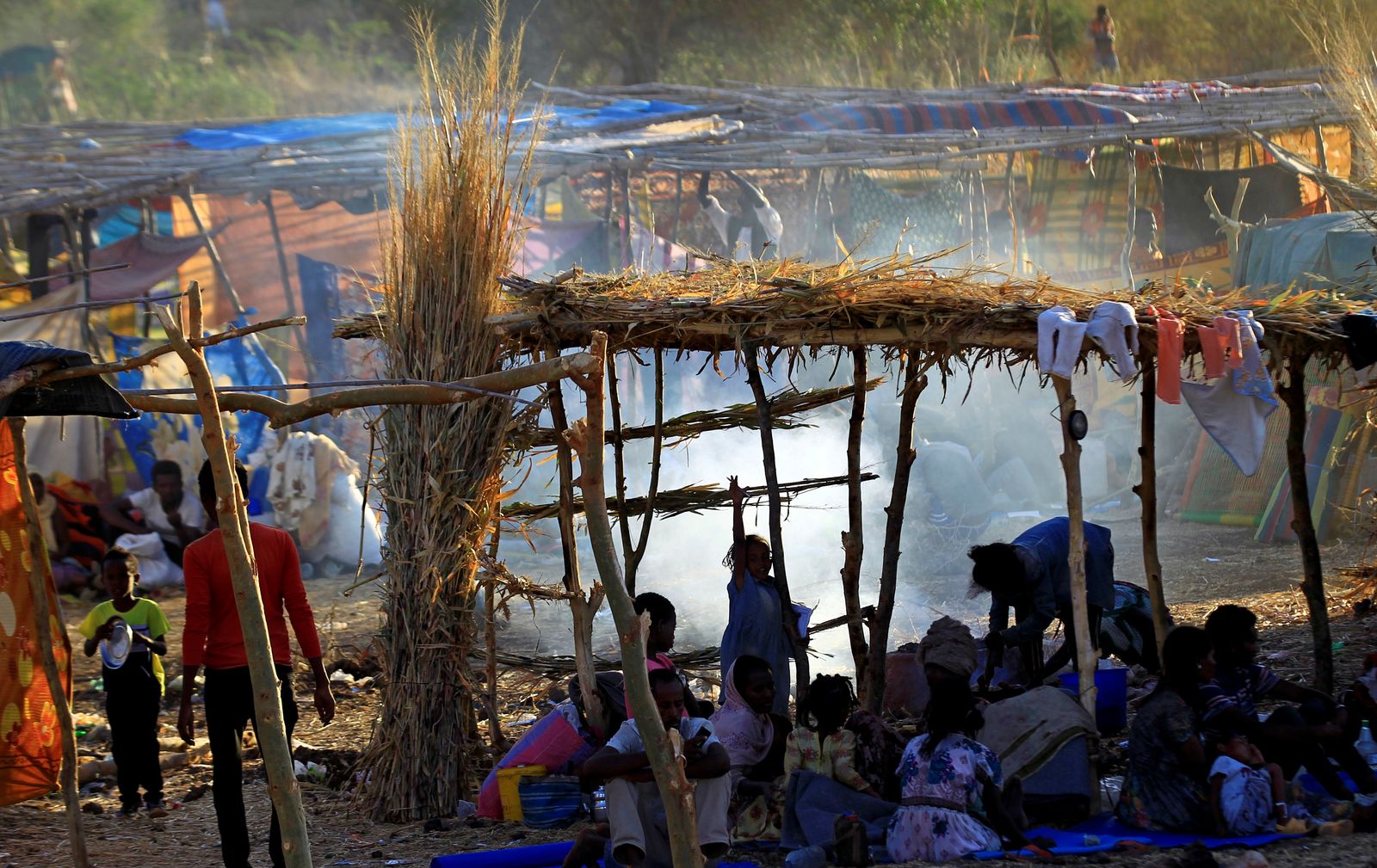 لاجئون إثيوبيون فروا من منطقة تيغراي، يجلسون داخل ملجأ مؤقت داخل مخيم أم ركبة بولاية القضارف على الحدود مع السودان. 11 ديسمبر 2020 - REUTERS