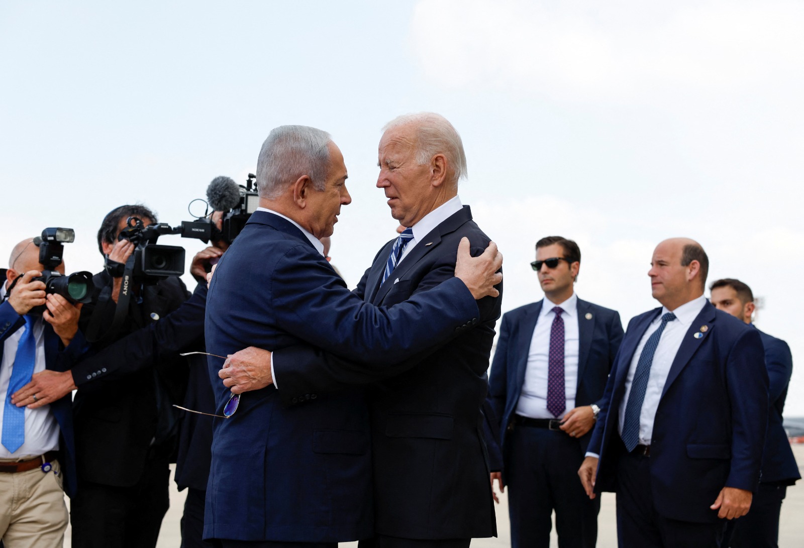 رئيس الوزراء الإسرائيلي بنيامين نتنياهو يستقبل الرئيس الأميركي جو بايدن بعد وصوله تل أبيب. 18 أكتوبر  2023