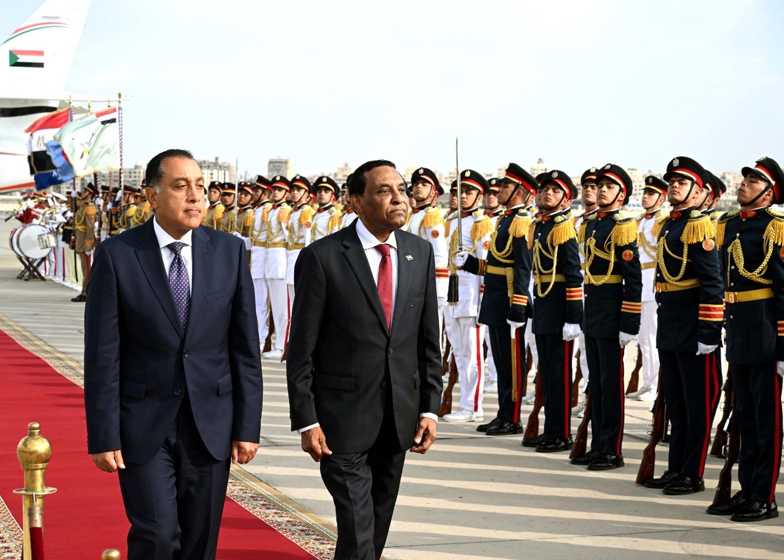 رئيس الوزراء المصري مصطفى مدبولي خلال استقبال نظيره السوداني كامل إدريس في مطار القاهرة الدولي. 7 أغسطس 2025