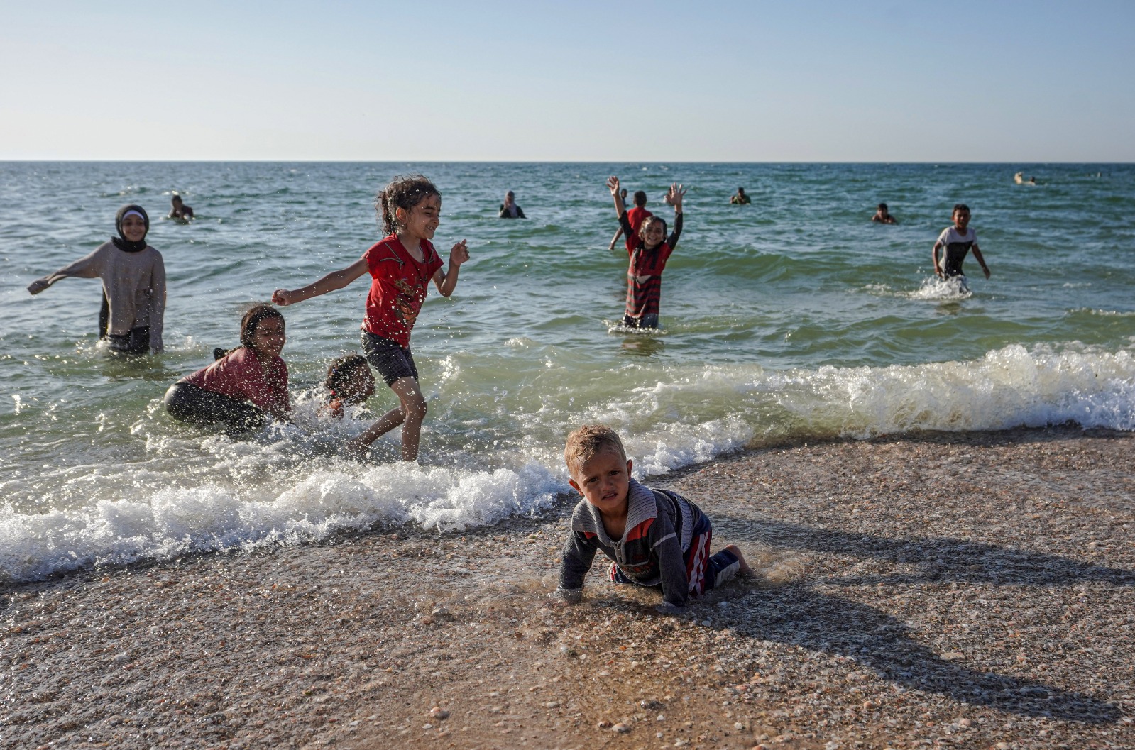 الأطفال خرجوا من أجواء الحرب بقضاء الوقت على شاطئ البحر، دير البلح بقطاع غزة، 17 أبريل 2024