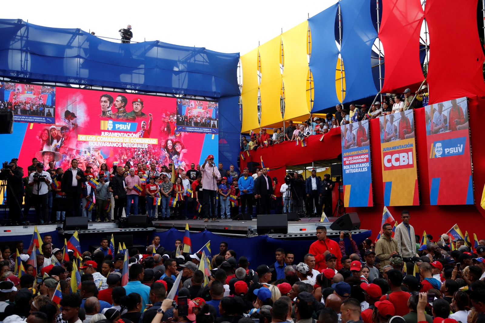 الرئيس الفنزويلي نيكولاس مادورو مع أنصاره قرب قصر الرئاسة في كاراكاس. فنزويلا. 1 ديسمبر 2025