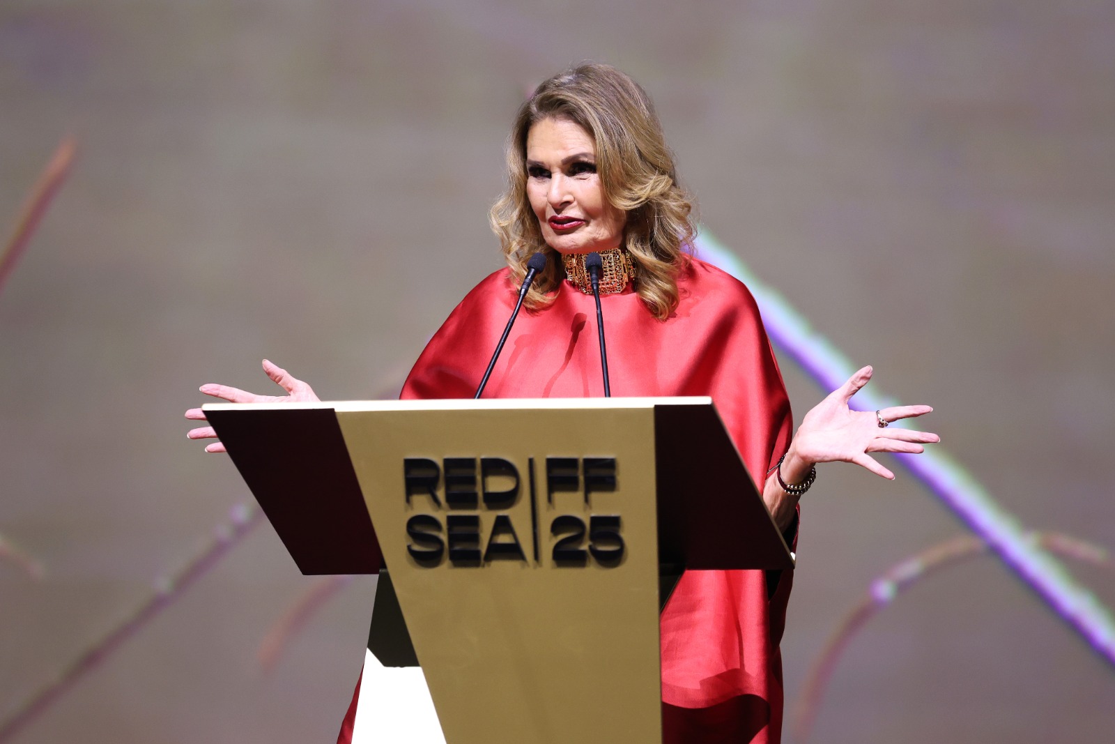 الفنانة المصرية يسرا خلال تقديم السير انتوني هوبكنز للحصول على جائزة في مهرجان البحر الأحمر السينمائي الدولي بجدة. 11 ديسمبر 2025