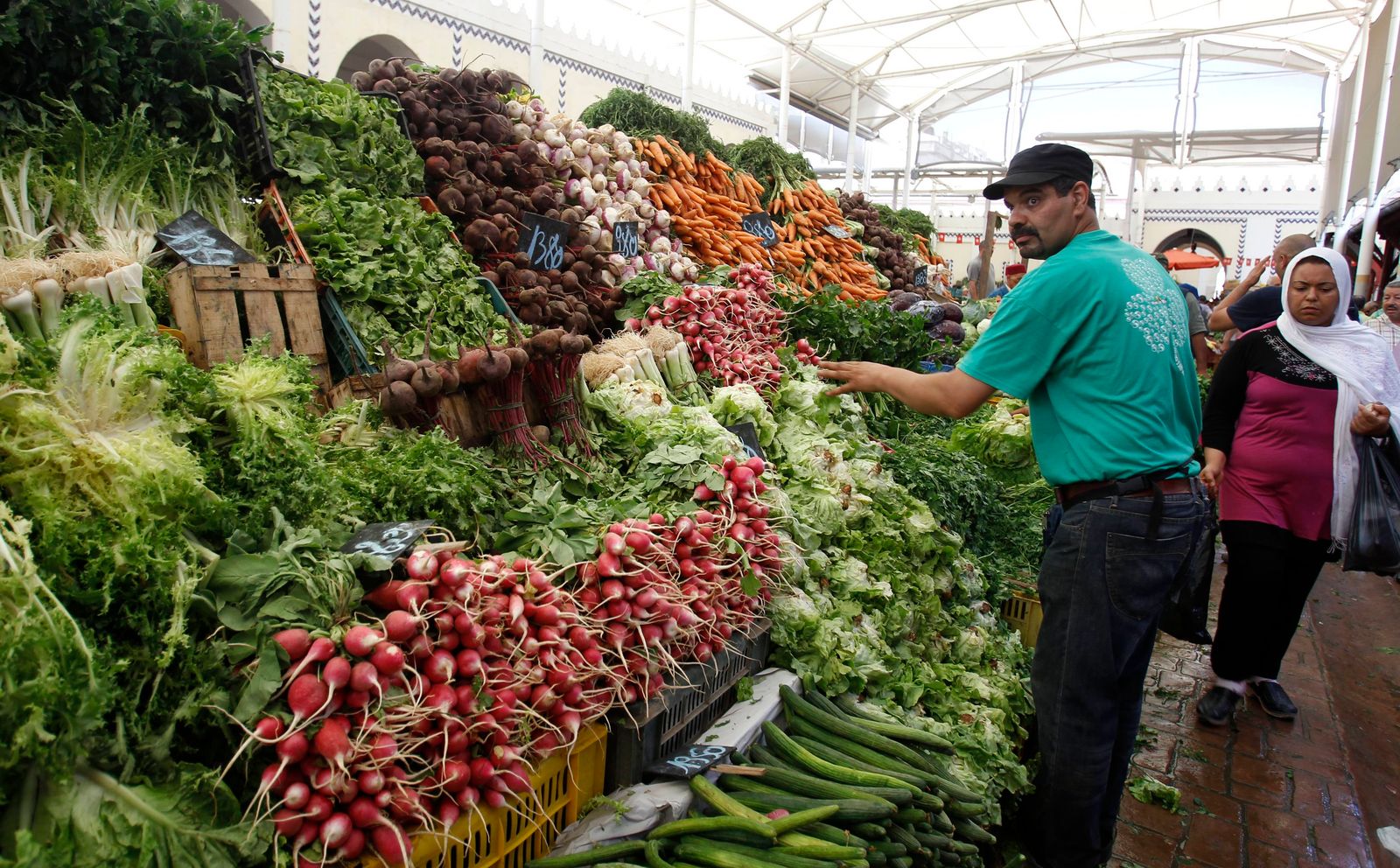 بائع يعرض خضرواته خلال شهر رمضان في مدينة تونس - 10 يوليو 2013 - Reuters
