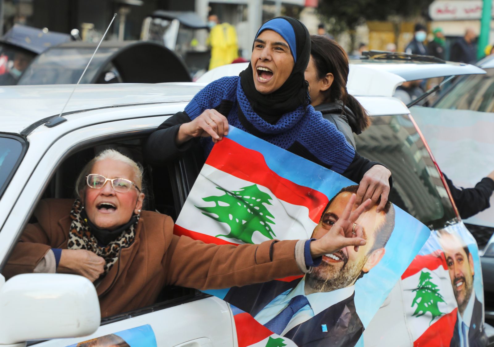 أنصار رئيس الوزراء اللبناني السابق سعد الحريري خلال مسيرة في بيروت تطالبه بالمشاركة في الانتخابات النيابية- 22 يناير 2022 - REUTERS