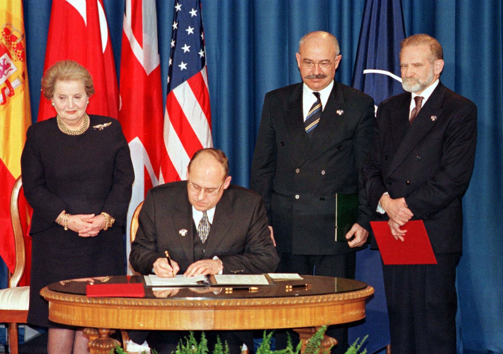 وزير خارجية جمهورية التشيك السابق يان كافان يوقع وثيقة الانضمام إلى حلف شمال الأطلسي (ناتو)، واشنطن 12 مارس 1999 - REUTERS