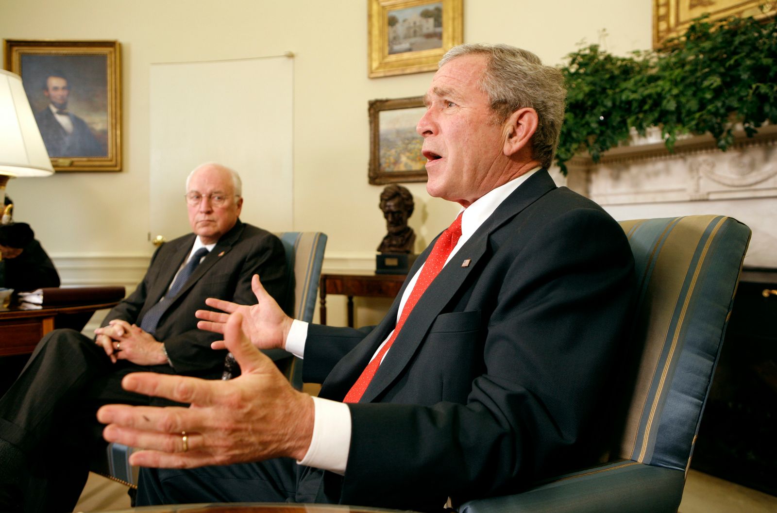 الرئيس الأميركي الأسبق جورج دبيلو بوش إلى جانب نائبه ديك تشيني في البيت الأبيض - 15 فبراير 2008 - REUTERS