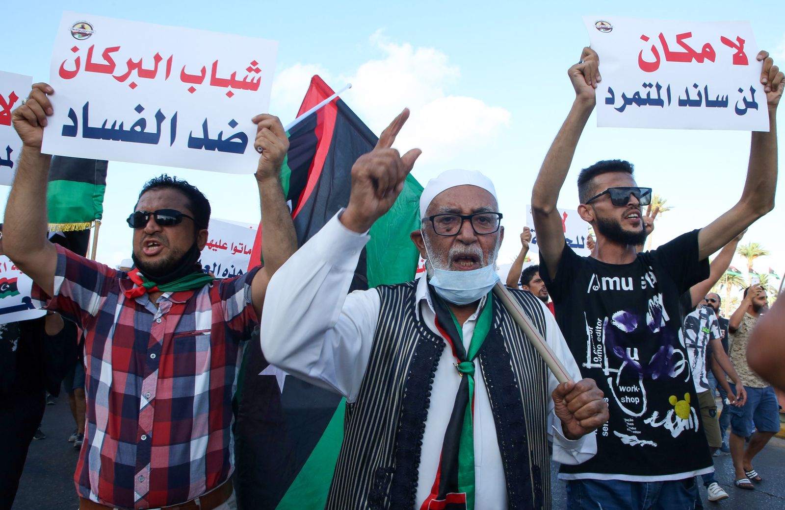 ليبيون يرددون هتافات خلال مظاهرة بسبب ضعف الخدمات العامة في ساحة الشهداء وسط العاصمة طرابلس - 25 أغسطس 2020 - AFP