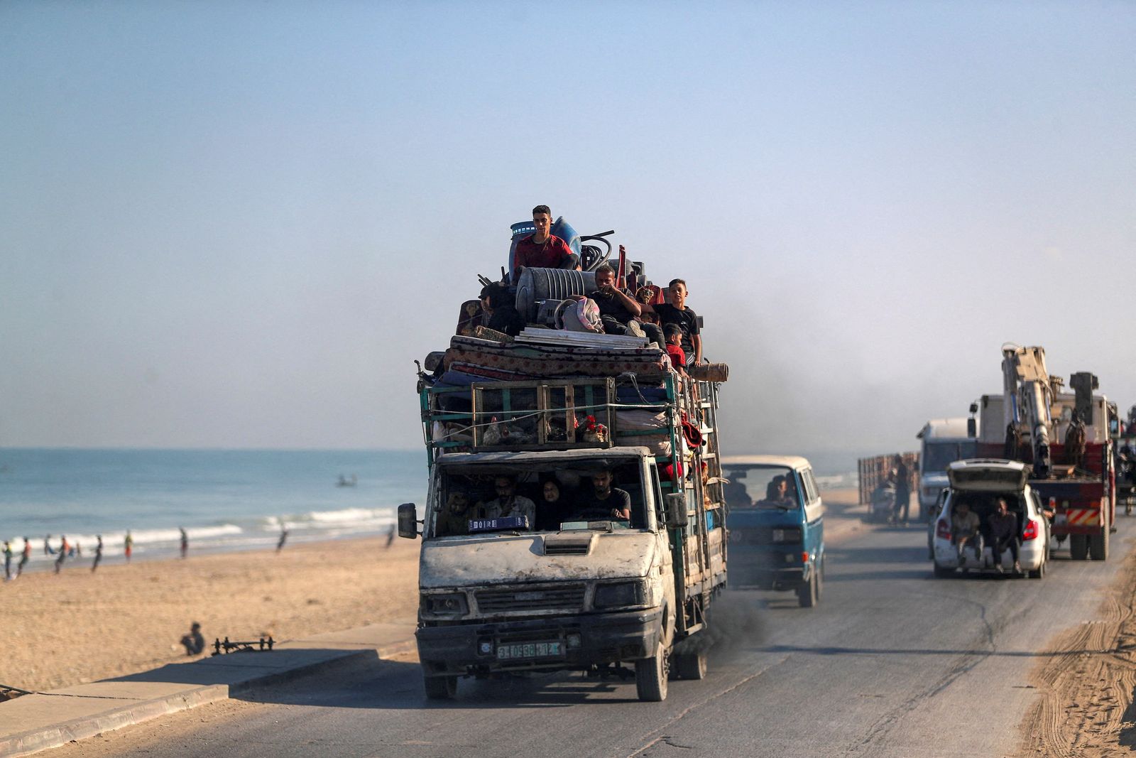 Displaced Palestinians, fleeing northern Gaza due to an Israeli military operation, move southward after Israeli forces ordered residents of Gaza City to evacuate to the south, in the central Gaza Strip, September 11, 2025. REUTERS/Mahmoud Issa  REFILE - QUALITY REPEAT.
