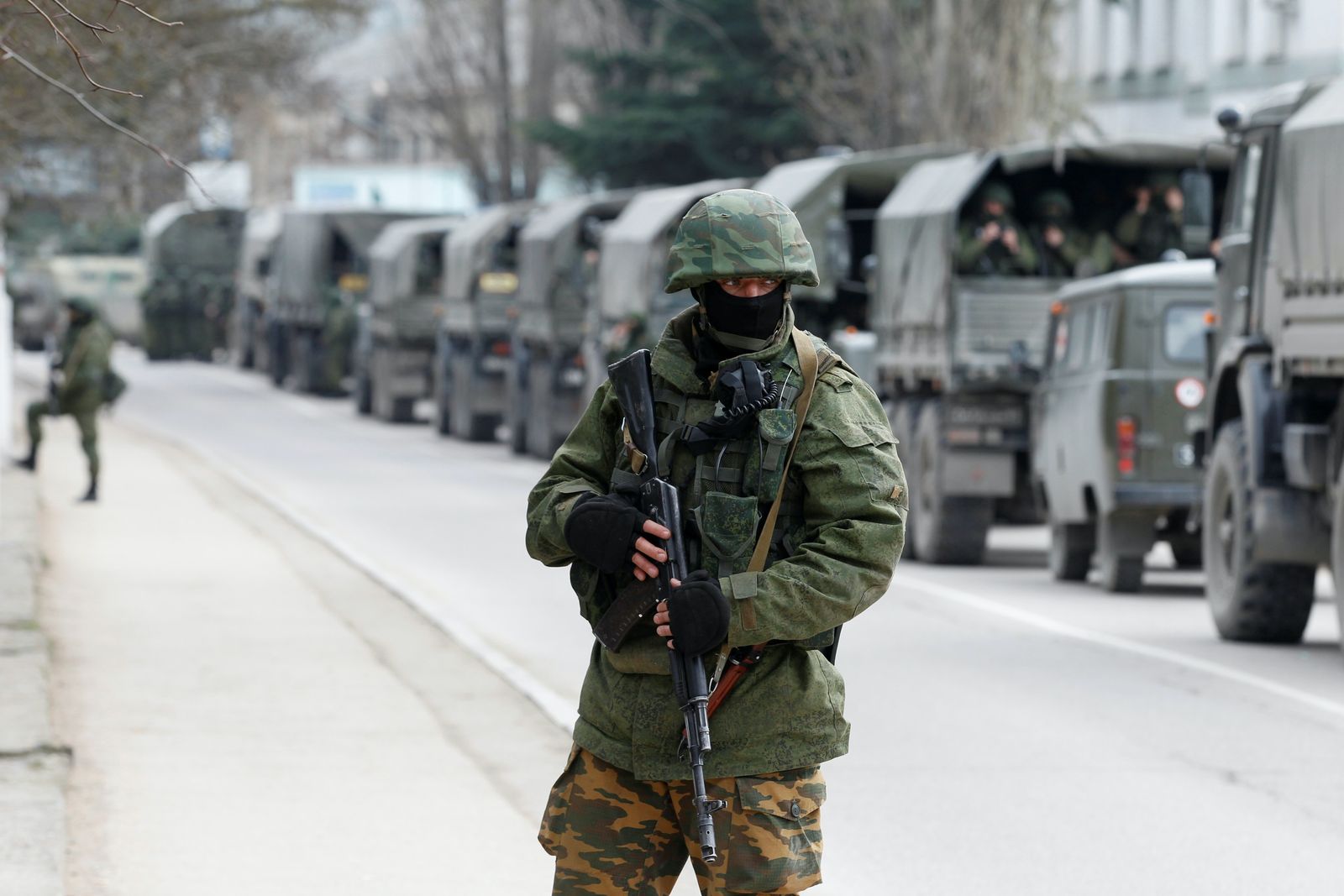 جنود روس بالقرب من مركز لحرس الحدود الأوكراني ببلدة بالاكلافا في القرم  - REUTERS