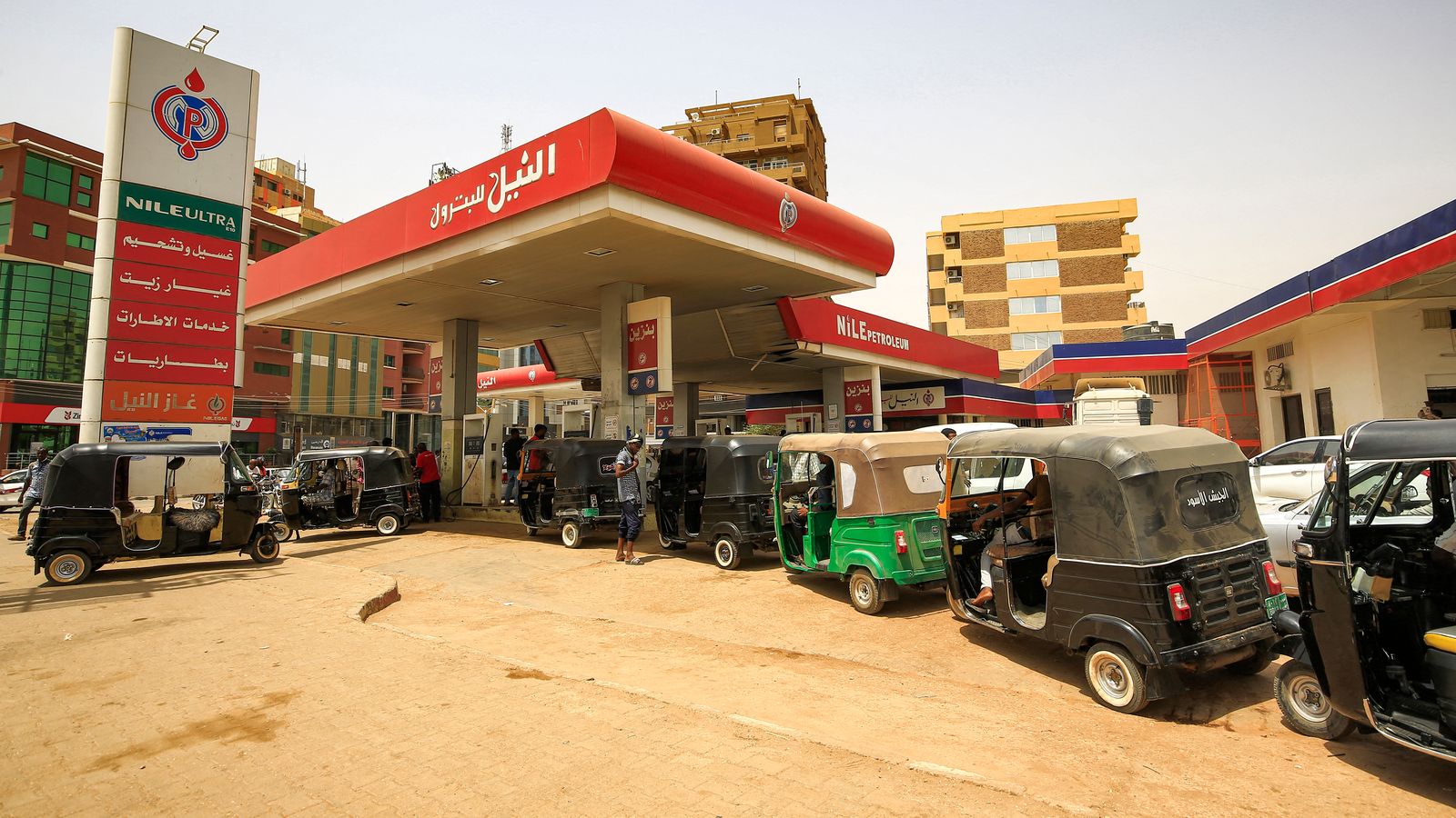 مركبات تنتظر في إحدى محطات التزود بالوقود في العاصمة السودانية الخرطوم - 10 يونيو 2021 - AFP