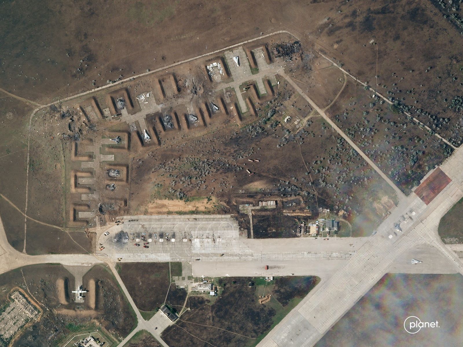 صورة بالأقمار الاصطناعية تُظهر دماراً في قاعدة ساكي الجوية الروسية بشبه جزيرة القرم. 10 أغسطس 2022 - REUTERS