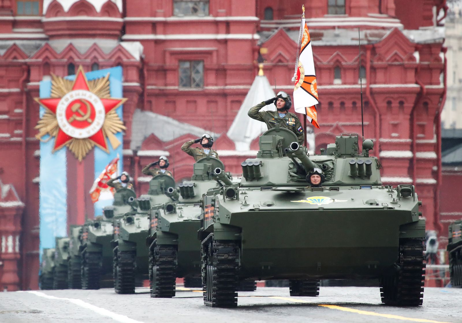 مركبات روسية خلال عرض عسكري في الساحة الحمراء بموسكو - 9 مايو 2021 - REUTERS
