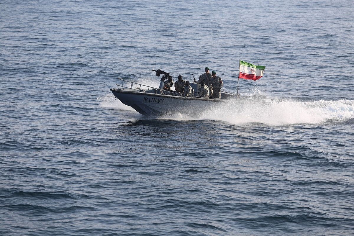 أفراد من البحرية الإيرانية يشاركون في مناورة بحرية مشتركة بين إيران وروسيا في المحيط الهندي - 17 فبراير 2021