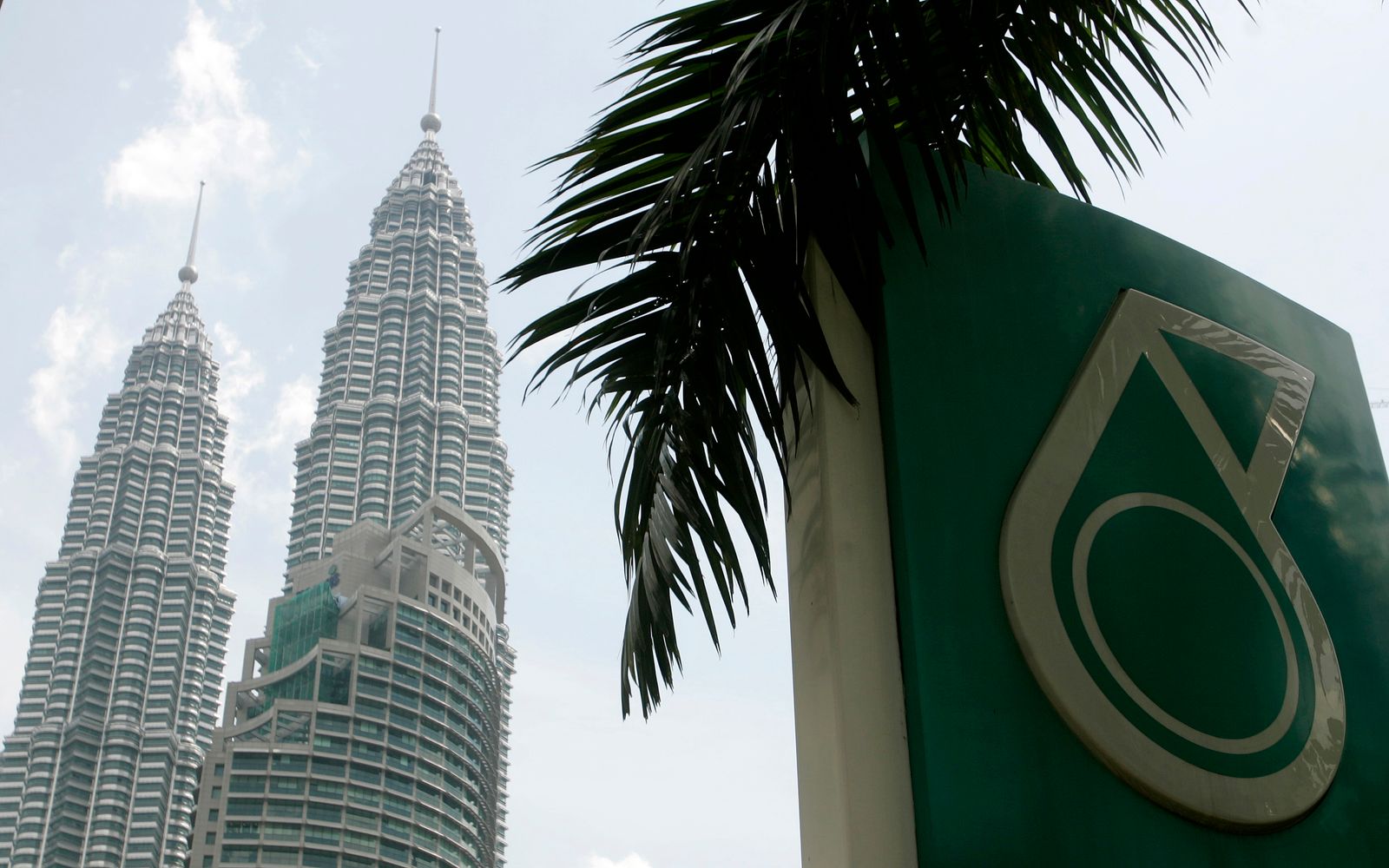 شعار شركة شركة النفط والغاز الماليزية بتروناس ناسيونال، وسط مدينة كوالا لامبور، ماليزيا. - REUTERS